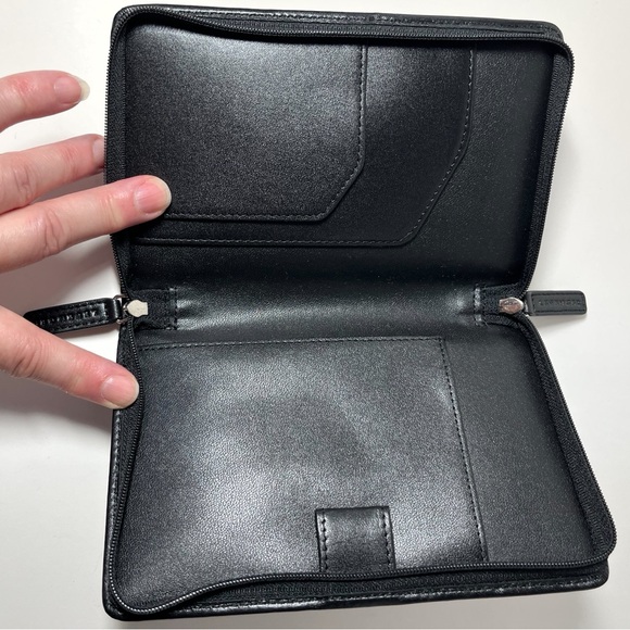 Levenger Pristine Black Leather Passport Folio Accessory w/Zipper Card Slots